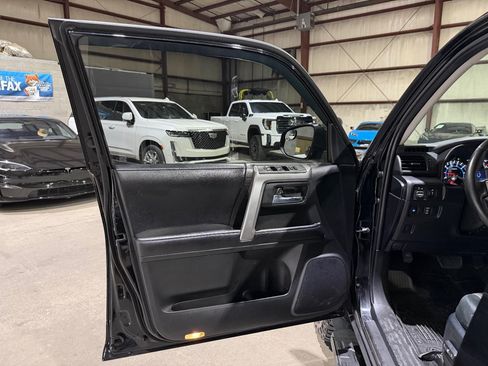 Used 2018 Toyota 4Runner SR5 AWD/4WD image 11