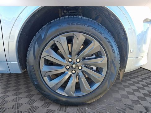 Used 2025 Land Rover Discovery Sport S image 8