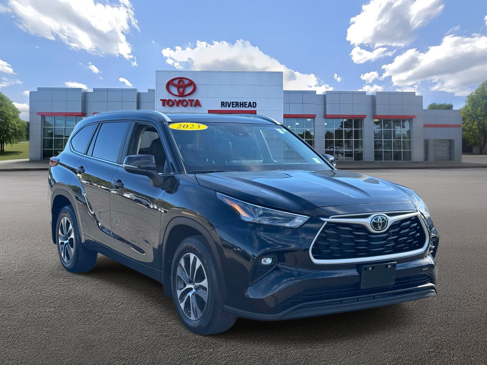 Used 2023 Toyota Highlander XLE AWD/4WD image 2