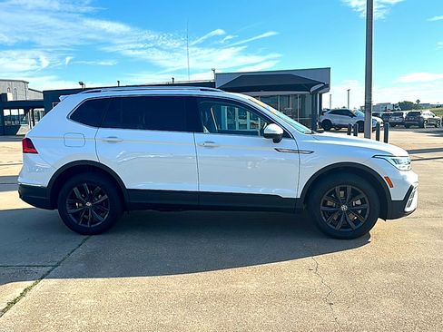 Used 2024 Volkswagen Tiguan SE w/ Panoramic Sunroof Package image 9