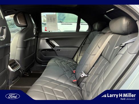 Used 2025 BMW 760i xDrive w/ Premium Package image 17