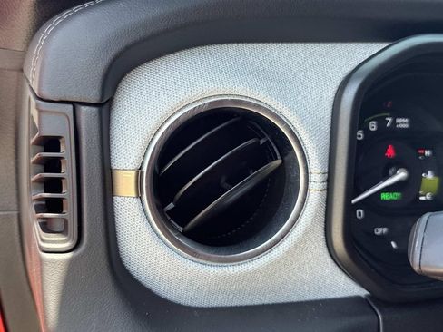 Used 2025 Jeep Wrangler Unlimited Sahara AWD/4WD image 28
