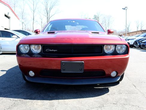 Used 2014 Dodge Challenger SXT image 2