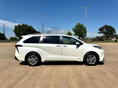 Used 2021 Toyota Sienna Limited image 39