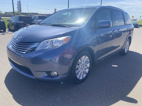 Used 2017 Toyota Sienna XLE Premium AWD/4WD image 4