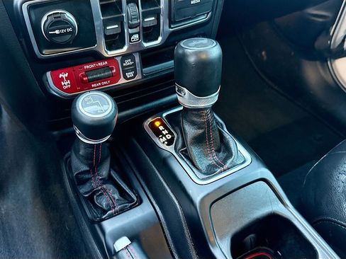 Used 2023 Jeep Wrangler Unlimited Rubicon w/ Cold Weather Group AWD/4WD image 18