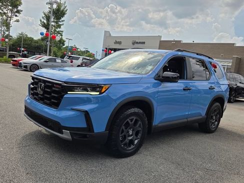 Used 2025 Honda Pilot TrailSport image 4