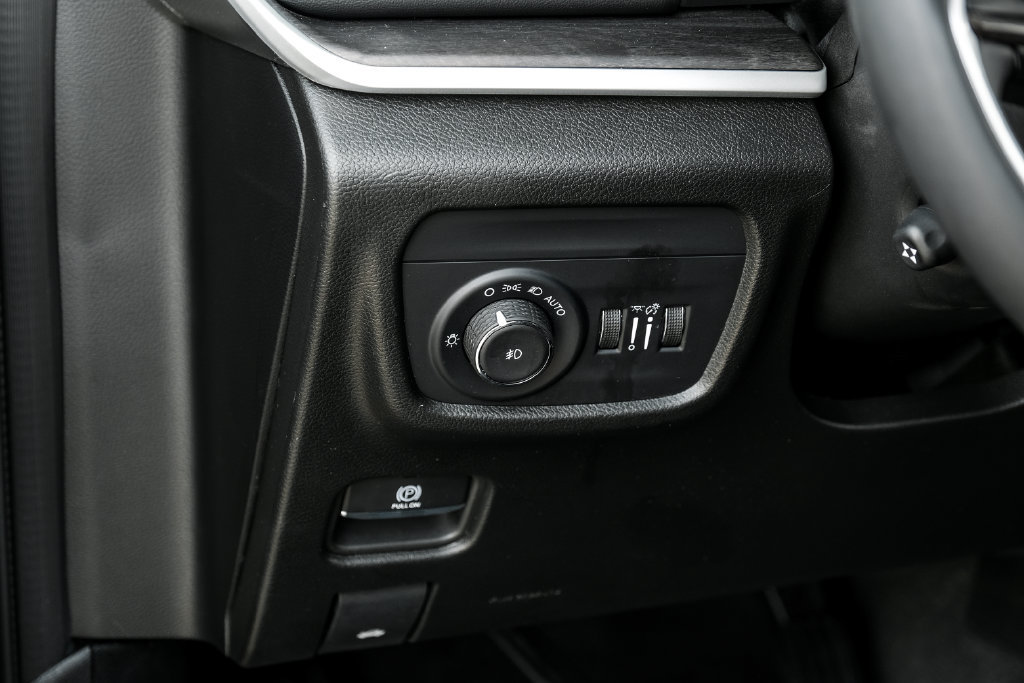 Used 2023 Jeep Grand Cherokee Limited w/ Luxury Tech Group II AWD/4WD image 38