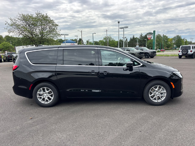 New 2027 Chrysler Pacifica Select w/ Family Tech Group FWD image 30
