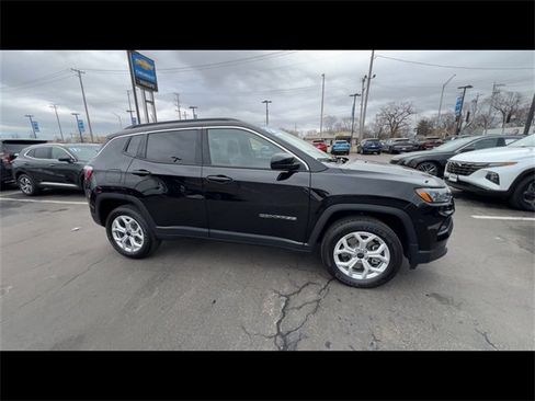 Used 2025 Jeep Compass Latitude image 9