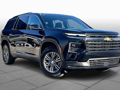 Used 2025 Chevrolet Traverse LT image 2