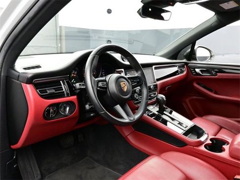 Certified 2023 Porsche Macan Turbo image 4