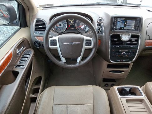 Used 2015 Chrysler Town & Country Touring w/ Driver Convenience Group image 14