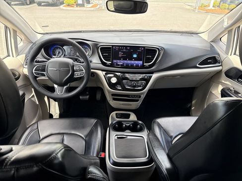 Used 2023 Chrysler Pacifica Touring-L FWD image 14