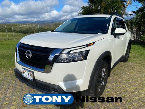Used 2023 Nissan Pathfinder SV image 3