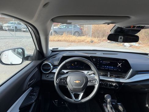 Used 2025 Chevrolet Trax LT w/ LT Convenience Package image 32