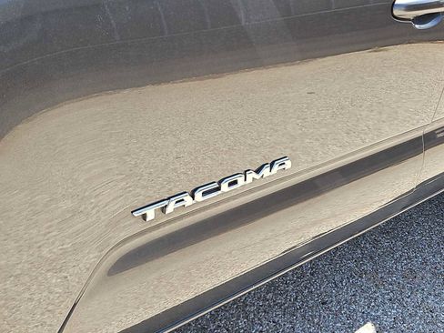 Used 2017 Toyota Tacoma TRD Off-Road AWD/4WD image 11