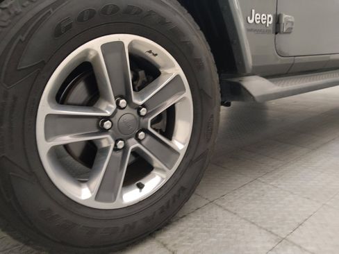 Used 2019 Jeep Wrangler Unlimited Sahara AWD/4WD image 31