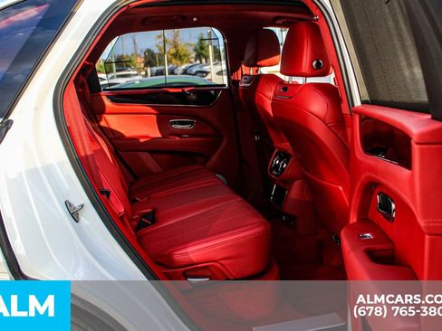 Used 2023 Bentley Bentayga image 19