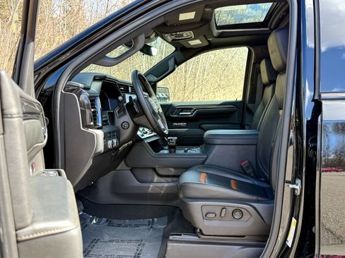 Used 2024 GMC Sierra 1500 AT4 w/ Technology Package image 18