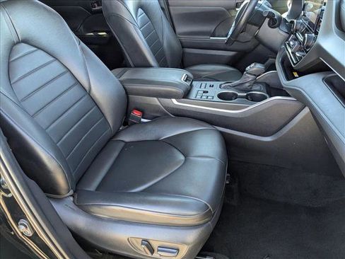 Used 2024 Toyota Highlander XLE image 24