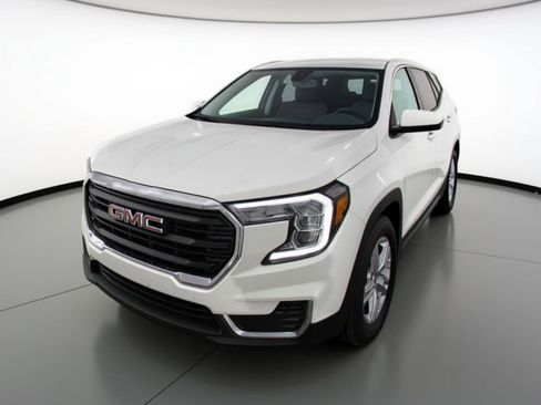 Used 2024 GMC Terrain SLE image 3
