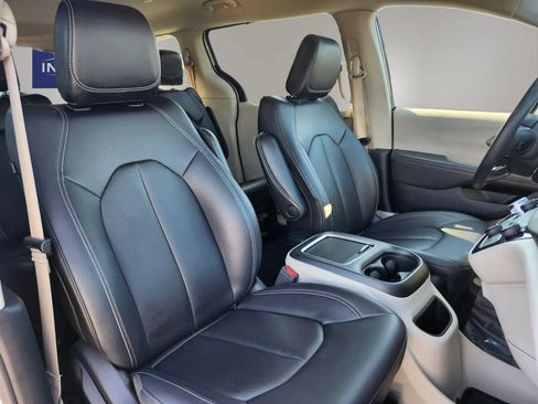 Used 2024 Chrysler Pacifica Touring-L FWD image 23