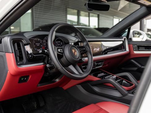 Certified 2025 Porsche Cayenne Coupe AWD/4WD image 4