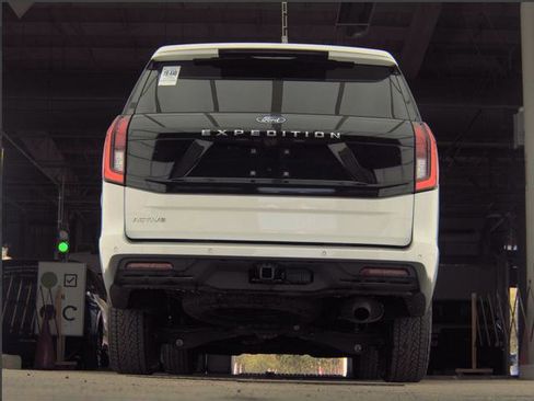 Used 2025 Ford Expedition Active AWD/4WD image 3