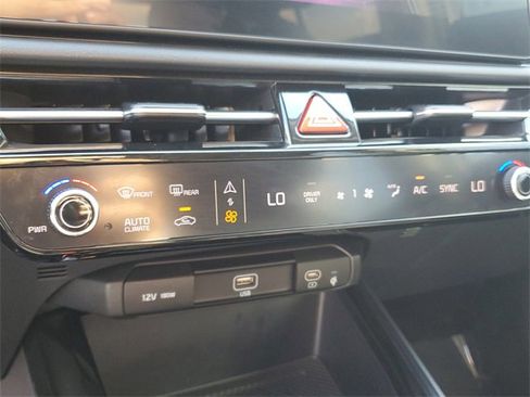 Used 2024 Kia Niro SX Touring image 23