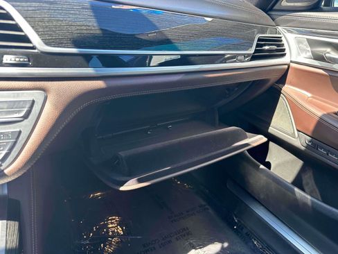 Used 2021 BMW 750i xDrive w/ Executive Package image 36