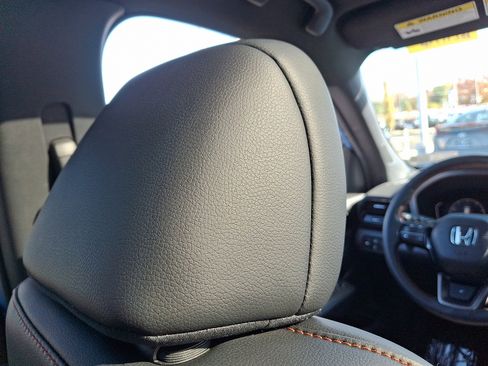 Used 2025 Honda Pilot TrailSport image 9