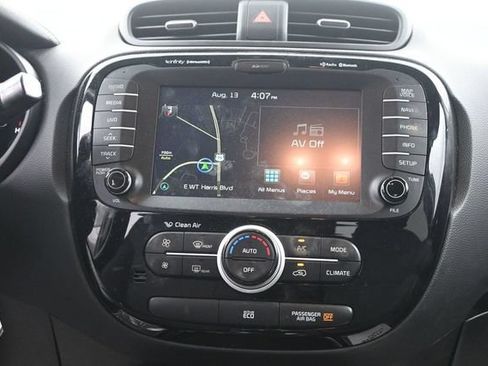 Used 2016 Kia Soul + w/ Audio Package FWD image 12