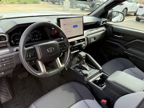 Used 2025 Toyota Tacoma TRD Off-Road image 9