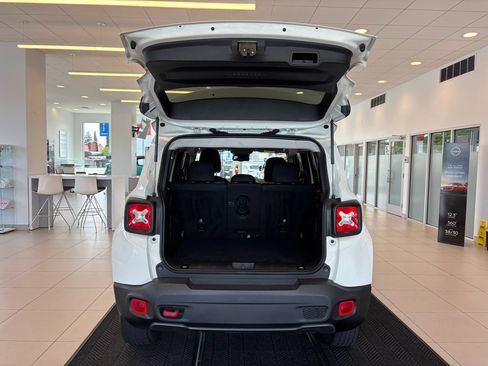 Used 2022 Jeep Renegade Trailhawk AWD/4WD image 9