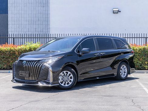 Used 2022 Toyota Sienna XLE AWD/4WD image 3