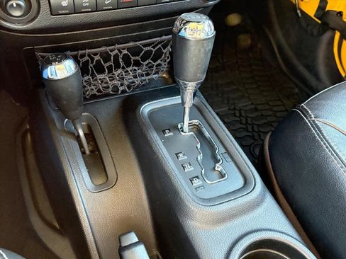 Used 2015 Jeep Wrangler Unlimited Sahara image 22