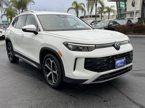 New 2026 Volkswagen Tiguan SE image 2