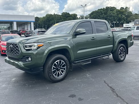Used 2021 Toyota Tacoma TRD Sport w/ TRD Premium Sport Package AWD/4WD image 4