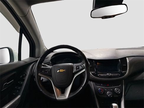 Used 2018 Chevrolet Trax LT w/ LT Convenience Package image 20