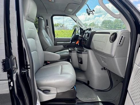 Used 2011 Ford E-150 and Econoline 150 Wagon w/ XLT Premium Pkg image 2