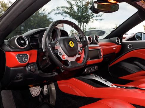 Used 2017 Ferrari California T RWD image 9