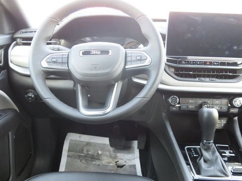 Used 2025 Jeep Compass Limited image 22