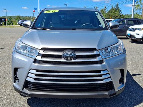 Used 2017 Toyota Highlander LE image 2