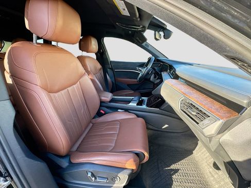 Used 2019 Audi e-tron Prestige w/ Prestige Package image 38
