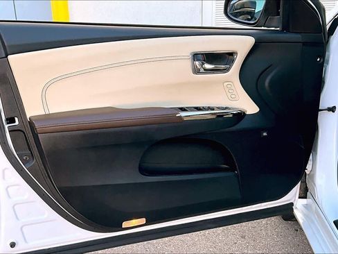 Used 2018 Toyota Avalon Limited image 21