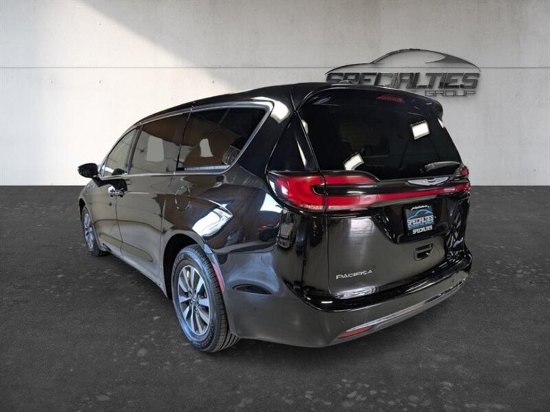 Used 2024 Chrysler Pacifica Limited FWD image 8