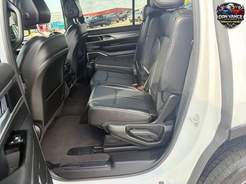 Used 2025 Jeep Wagoneer 4WD image 25