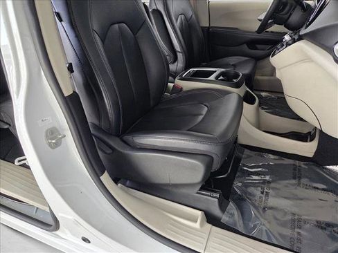 Used 2024 Chrysler Pacifica Touring-L image 19