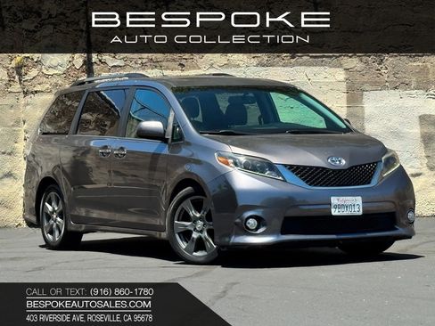Used 2017 Toyota Sienna SE w/ SE Preferred Package FWD image 1